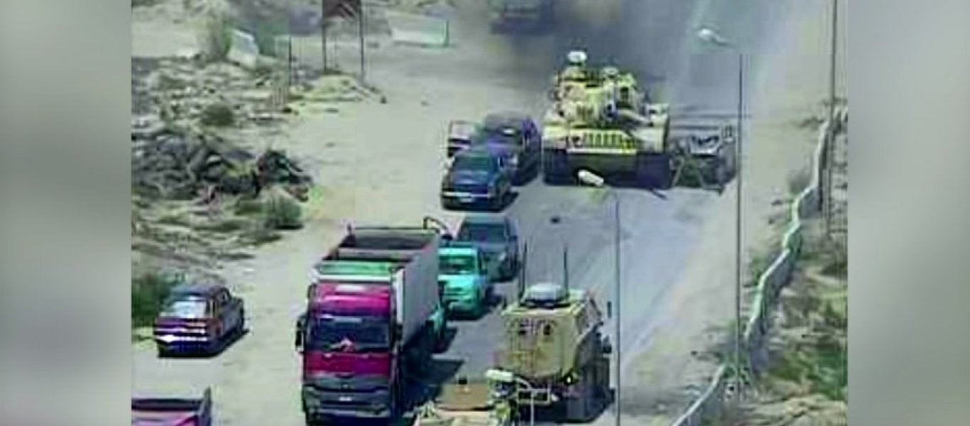 Ένα αιγυπτιακό άρμα μάχης M60 συνθλίβει μια αυτοσχέδια εκρηκτική συσκευή οχήματος (βίντεο)